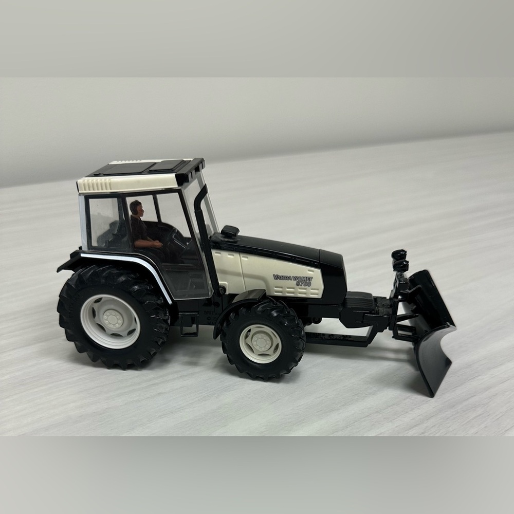 Valtra Valmet 8750 Snow Plough Diecast Model Farming 1:32 boxed